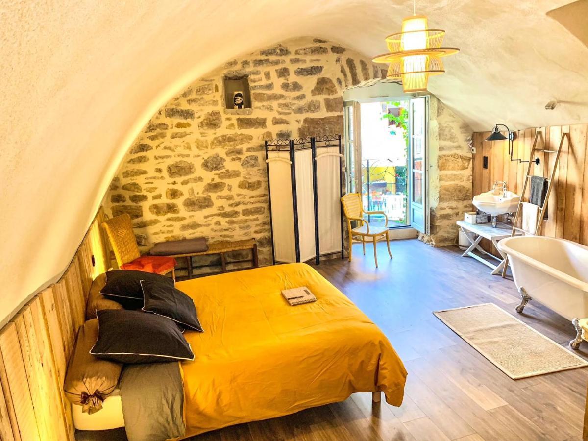아르보아 Les Volets Rouges B&B 외부 사진